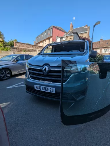 Intervention rapide sur un Renault Trafic par PARE BRISE 2.0 à Beauvais, Amiens, PARE BRISE 2.0