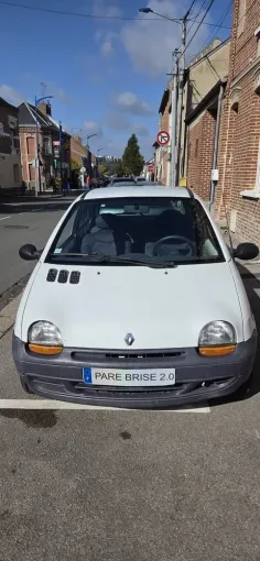 Intervention rapide sur une Renault Twingo à Amiens, Amiens, PARE BRISE 2.0